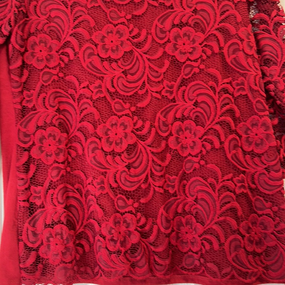 Lacy overlay on front with 3/4 sleeve and zippered back - Picture 2 of 7